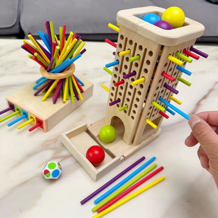 Đồ chơi giáo dục cho bé đa dạng theo độ tuổi, giúp phát triển toàn diện từ vận động tinh (xếp hình gỗ, đất nặn), tư duy logic (LEGO, câu đố), sáng tạo (bảng vẽ, bộ lắp ráp) đến kiến thức (sách, bảng chữ cái, số, từ vựng) và kỹ năng xã hội (nhập vai bác sĩ, nấu ăn), giúp trẻ vừa chơi vừa học hiệu quả.