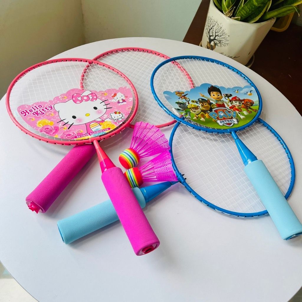 Đồ chơi vận động trẻ em là các sản phẩm khuyến khích bé hoạt động thể chất (bò, đi, chạy, nhảy, leo trèo, giữ thăng bằng) để phát triển kỹ năng vận động thô, thể chất và sự phối hợp