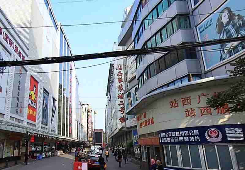 Chợ Chàm Sấy có khoảng 500 đến 800 cửa hàng lớn nhỏ, được bố trí khoa học, thuận tiện cho việc mua sắm