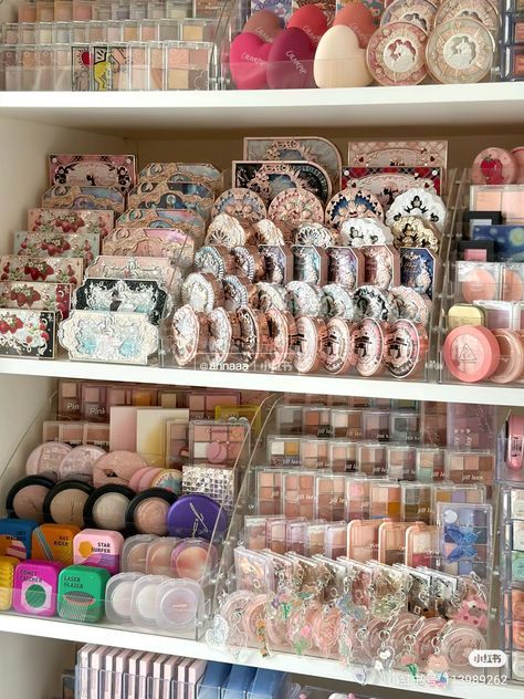 Công bố mỹ phẩm (hay đăng ký lưu hành mỹ phẩm) là một thủ tục hành chính bắt buộc theo quy định pháp luật Việt Nam, do doanh nghiệp hoặc cá nhân chịu trách nhiệm đưa sản phẩm mỹ phẩm ra thị trường thực hiện với cơ quan quản lý nhà nước có thẩm quyền.