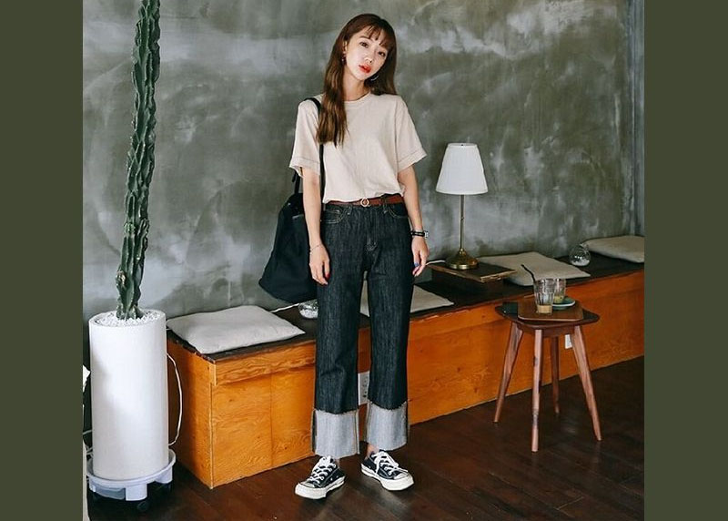 Quần jeans xắn gấu, áo phông trơn màu