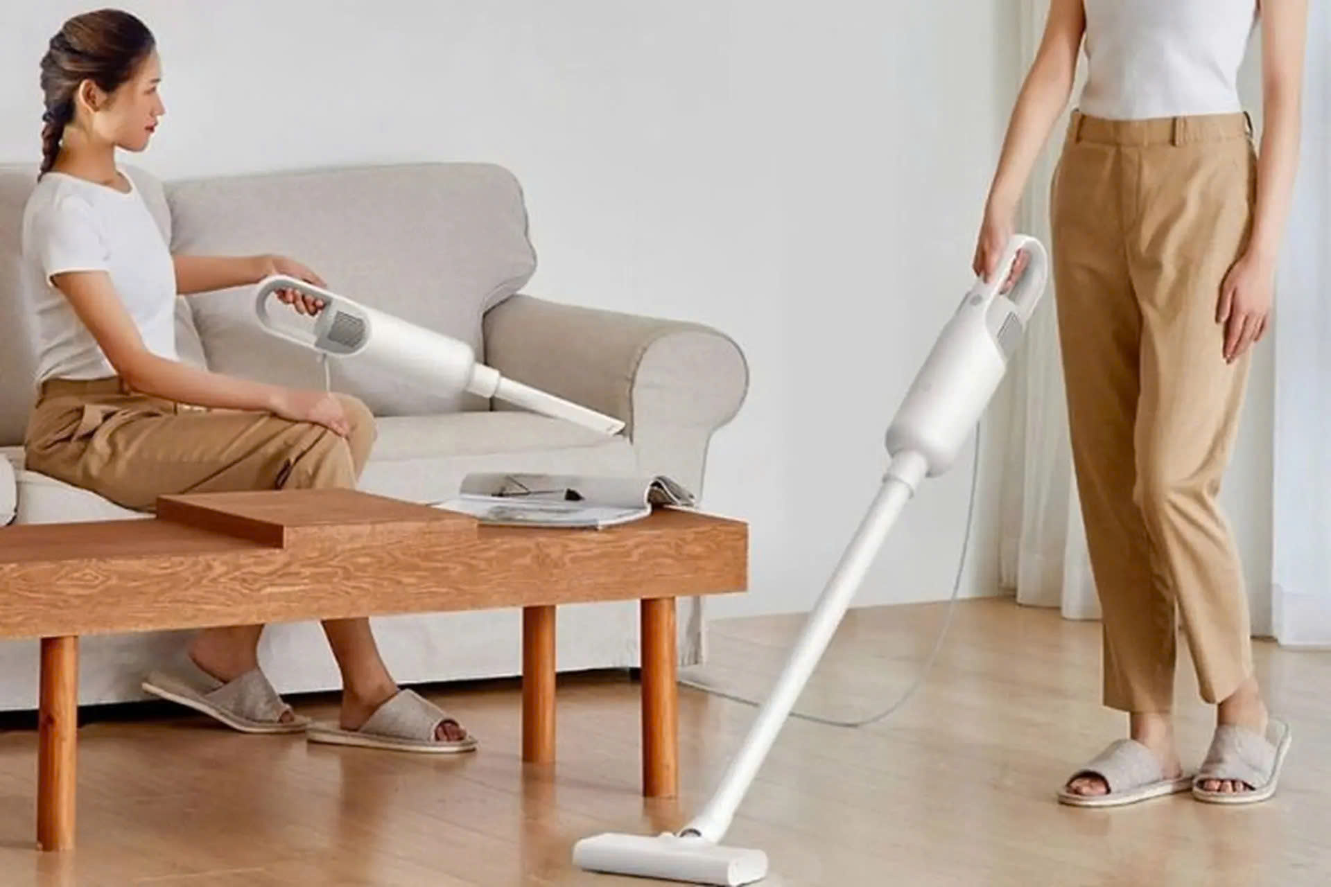 Máy hút bụi cầm tay Xiaomi nổi bật với thiết kế nhỏ gọn, lực hút mạnh mẽ nhờ động cơ không chổi than, và nhiều phụ kiện đi kèm, phù hợp cho nhiều nhu cầu dọn dẹp khác nhau. 