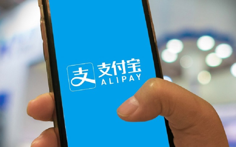 Thanh toán Alipay là hình thức sử dụng ví điện tử Alipay của tập đoàn Alibaba để thanh toán trực tuyến và trực tiếp tại Trung Quốc, hoạt động tương tự ví điện tử như Momo/ZaloPay ở Việt Nam, cho phép liên kết thẻ ngân hàng, nạp tiền, quét mã QR để chi tiêu online (Taobao, Tmall) hoặc offline (cửa hàng, taxi). Nó cực kỳ phổ biến tại Trung Quốc, hỗ trợ nhiều dịch vụ tiện ích (vé máy bay, hóa đơn) và có phiên bản quốc tế cho du khách, giúp mua sắm dễ dàng hơn mà không cần tiền mặt.