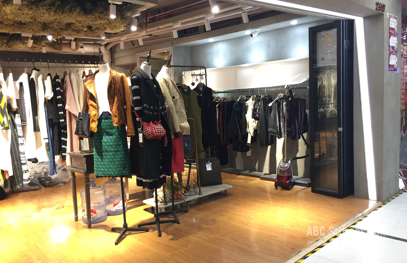 Chợ Thời trang Thành phố Đông là một trong những điểm đến mua sắm thời trang phổ biến ở Quảng Châu và thu hút rất nhiều khách hàng trong và ngoài nước đến tham quan và mua sắm hàng ngày.